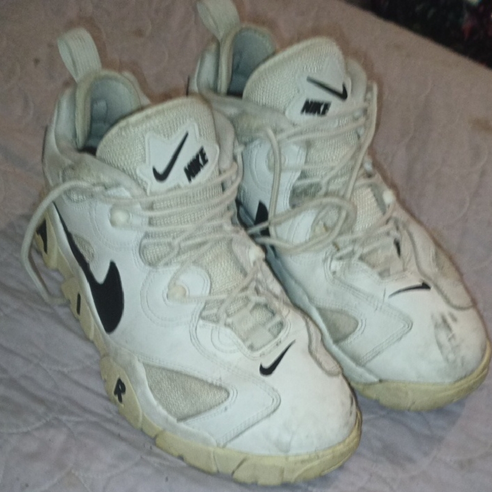 Nike Air Barrage White and Black Sneakers